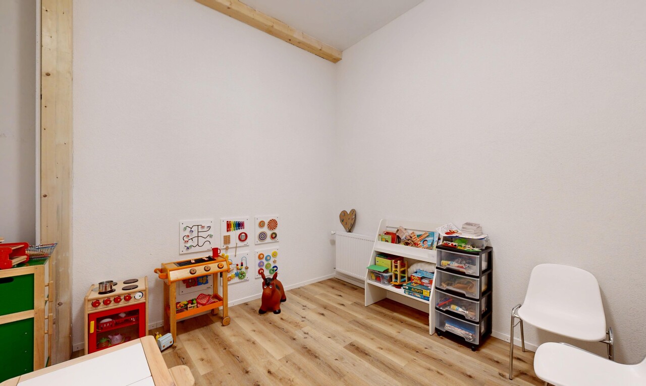 chambre avec inside property, wood finish floor, sol en finition bois, drywall, et cloison sèche