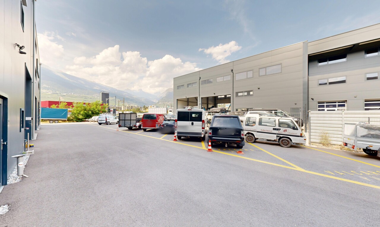 extérieur du bâtiment avec day time et parking
