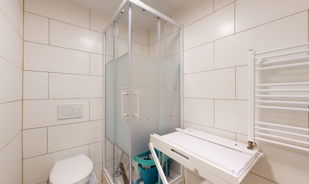 salle de bains avec radiateur, chauffe-serviettes, salle de bain complète, tile wall, et mur en carrelage