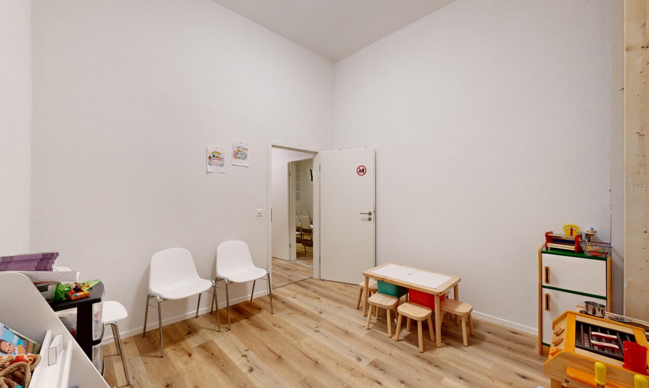 salle à manger avec inside property, wood finish floor, sol en finition bois, drywall, et cloison sèche