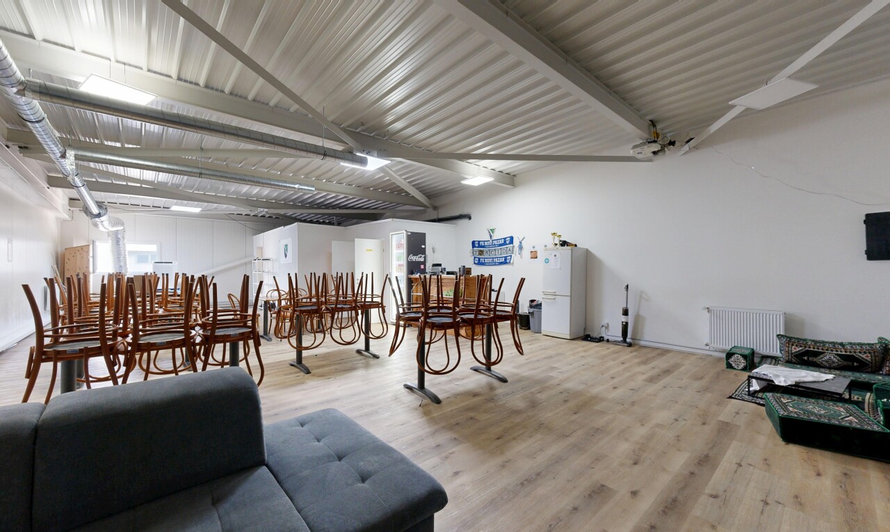 salon / salle à manger avec inside community, wood finish floor, sol en finition bois, radiateur, et drywall