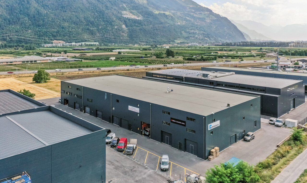 extérieur du bâtiment avec vue industrielle, industrial view, parking, vue sur la montagne, et mountain view