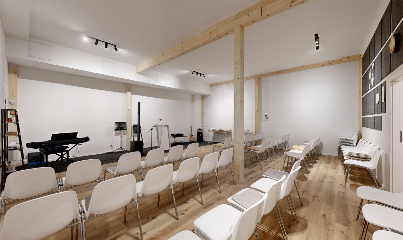 salon / salle à manger avec wood finish floor, sol en finition bois, inside community, drywall, et cloison sèche