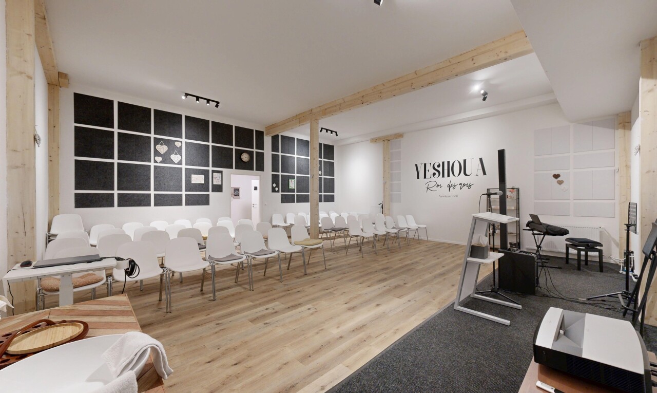 salon / salle à manger avec wood finish floor, sol en finition bois, inside community, rendered, et drywall
