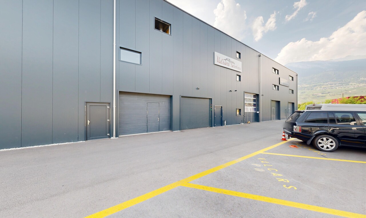 extérieur du bâtiment avec day time, from community, et parking