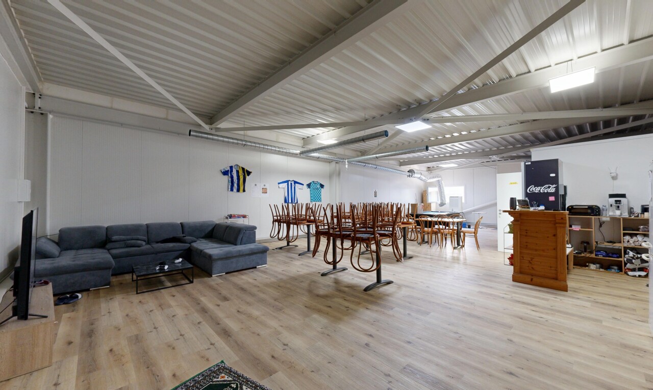 salon / salle à manger avec inside community, wood finish floor, et sol en finition bois