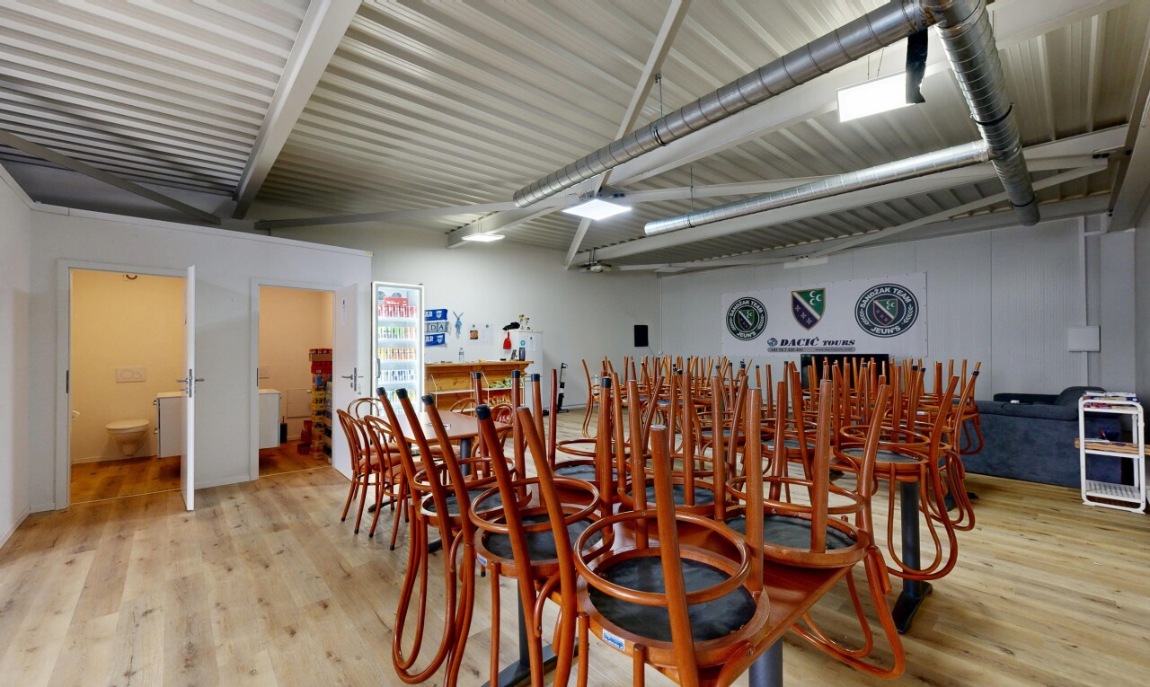 salle à manger avec wood finish floor, sol en finition bois, inside community, drywall, et cloison sèche