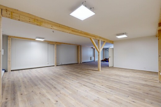 leerer raum mit keller, wood finish floor, holzfußboden, inside property, und low ceiling