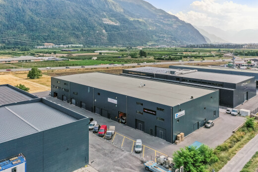 außenansicht mit industrielle aussicht, industrial view, parkplatz, blick auf die berge, und mountain view