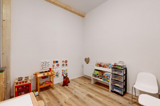 zimmer / schlafzimmer mit inside property, wood finish floor, holzfußboden, drywall, und gipskartonwand