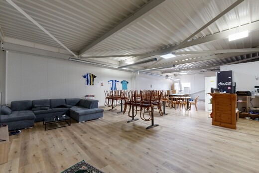 wohn- / esszimmer mit inside community, wood finish floor, und holzfußboden