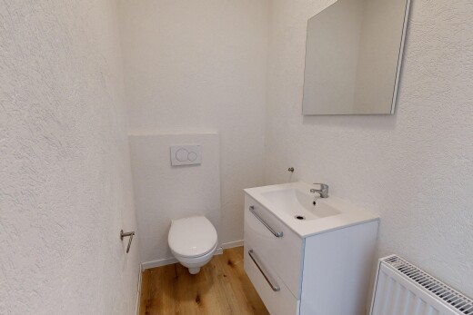 bad mit textured wall, strukturierte wand, gäste-wc, inside property, und wood finish floor