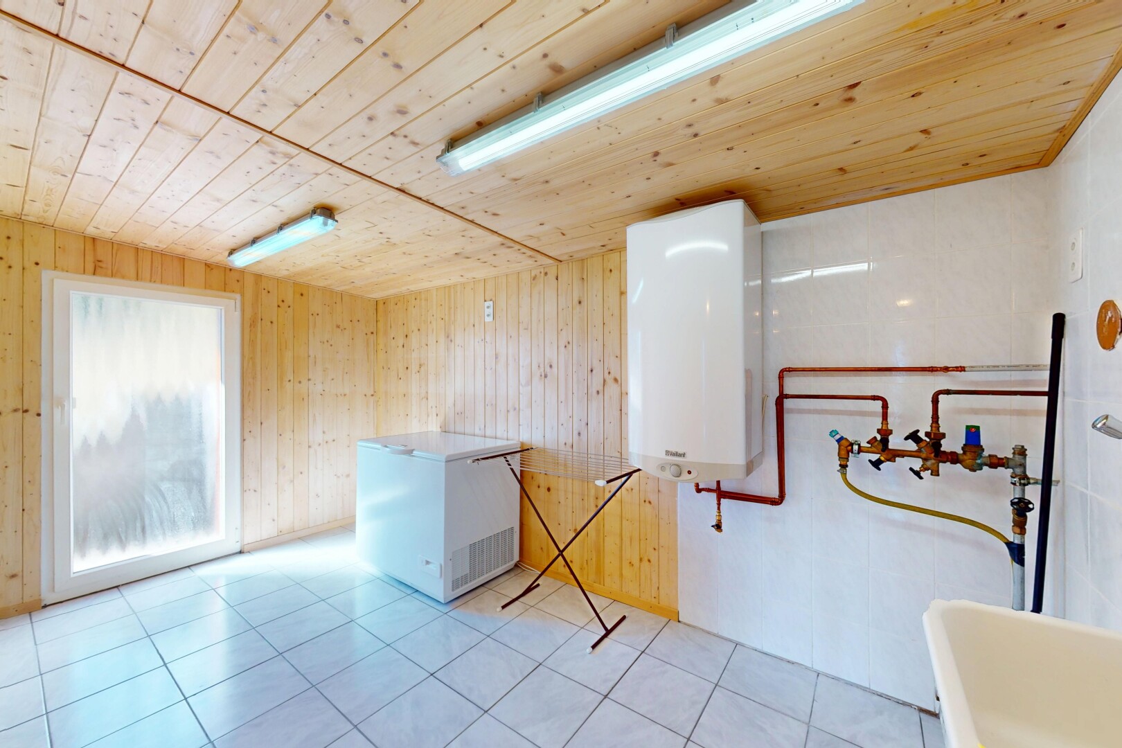 cuisine avec réfrigérateur, sol en carrelage, chauffe-eau, et plafond en bois