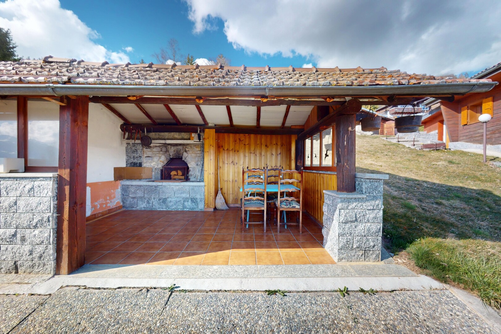 façade avec terrasse, abri de voiture attaché, cheminée, et bardage vertical