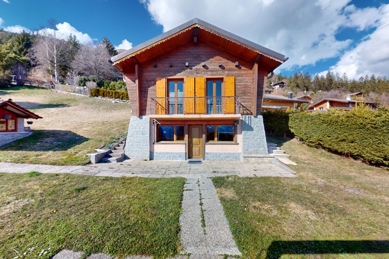 façade avec bardage en bois, pelouse, et bardage horizontal