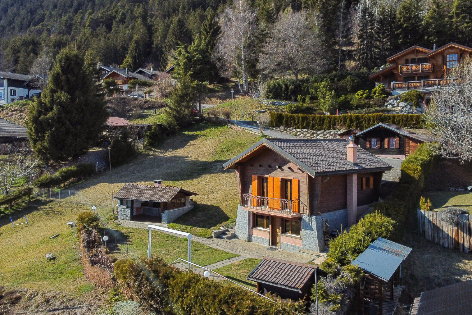 façade avec pelouse, vue sur la forêt, balcon, et clôture