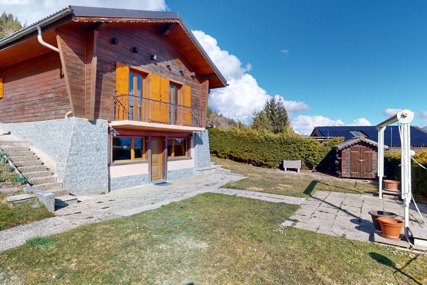 façade avec structure extérieure, balcon, bardage en bois, abri, et bardage horizontal