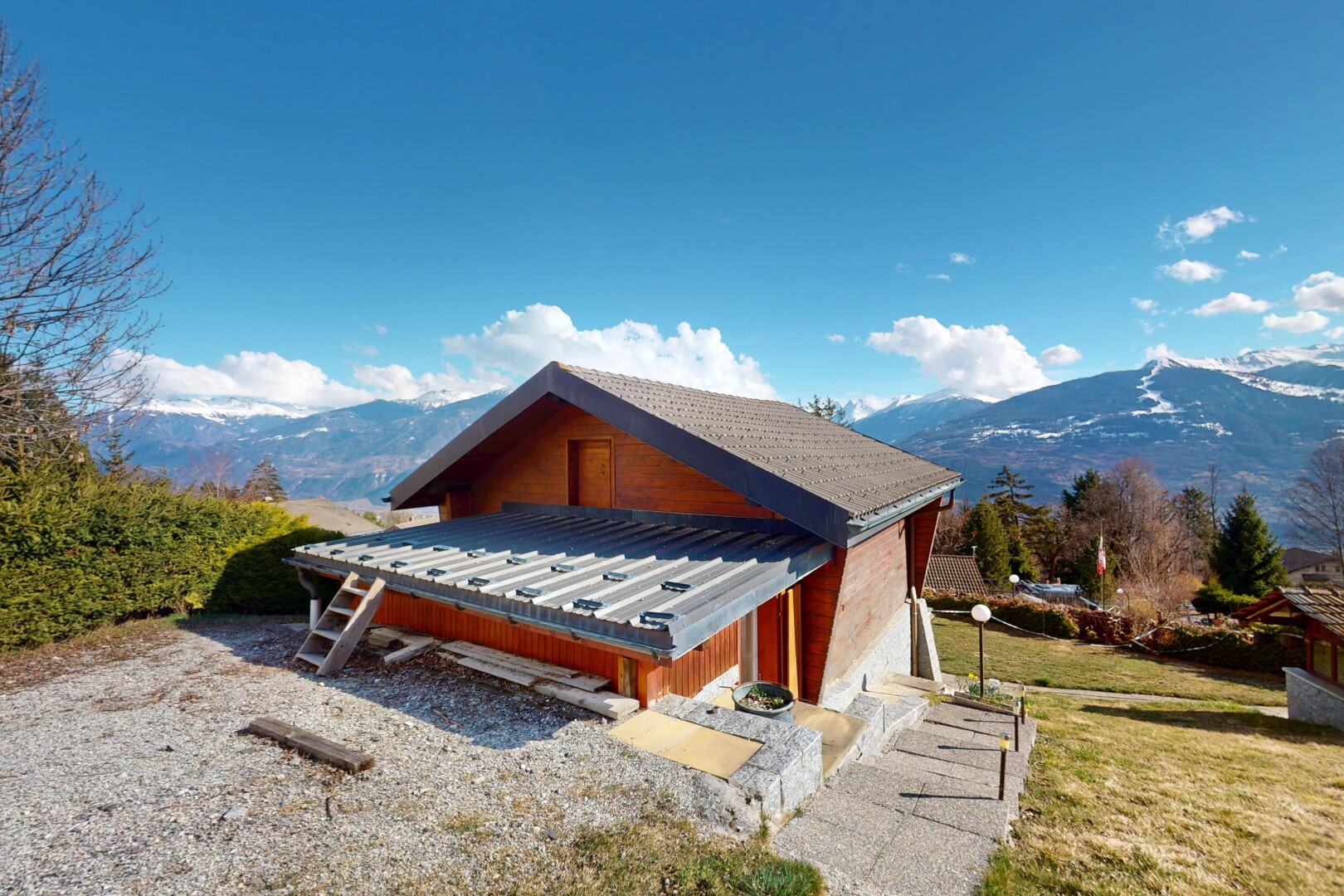 façade avec pelouse et vue sur la montagne