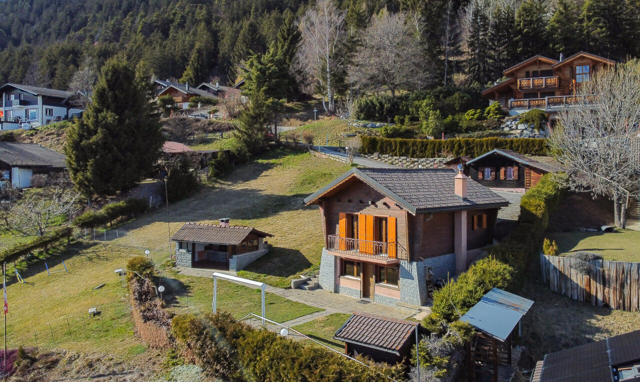 façade avec pelouse, vue sur la forêt, balcon, et clôture