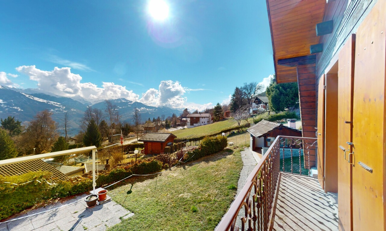 balcon avec vue sur la montagne et balcon