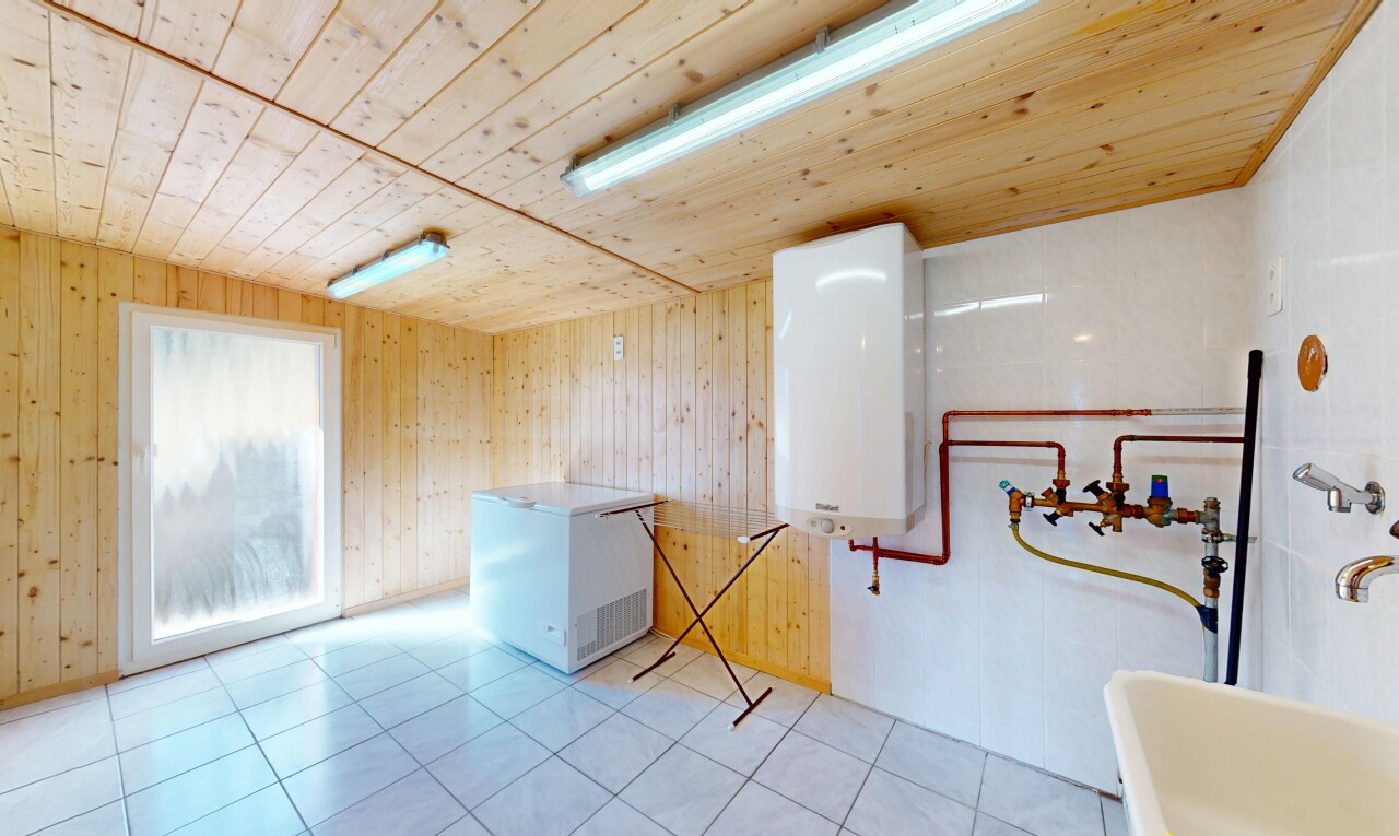 cuisine avec réfrigérateur, sol en carrelage, chauffe-eau, et plafond en bois