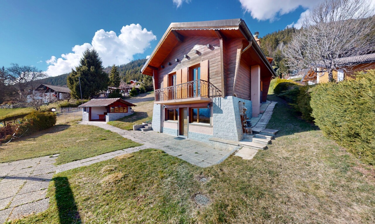 façade avec bardage en bois, structure extérieure, bardage horizontal, et pelouse
