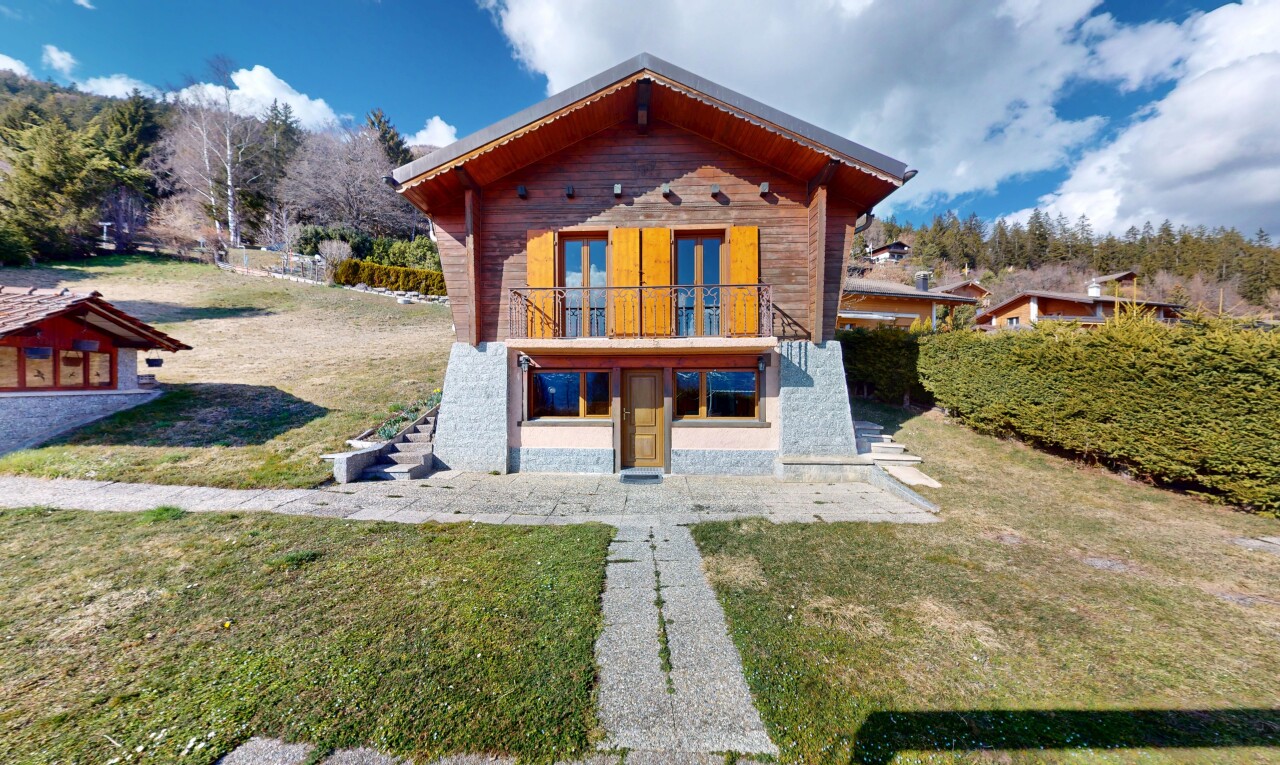 façade avec bardage en bois, pelouse, et bardage horizontal