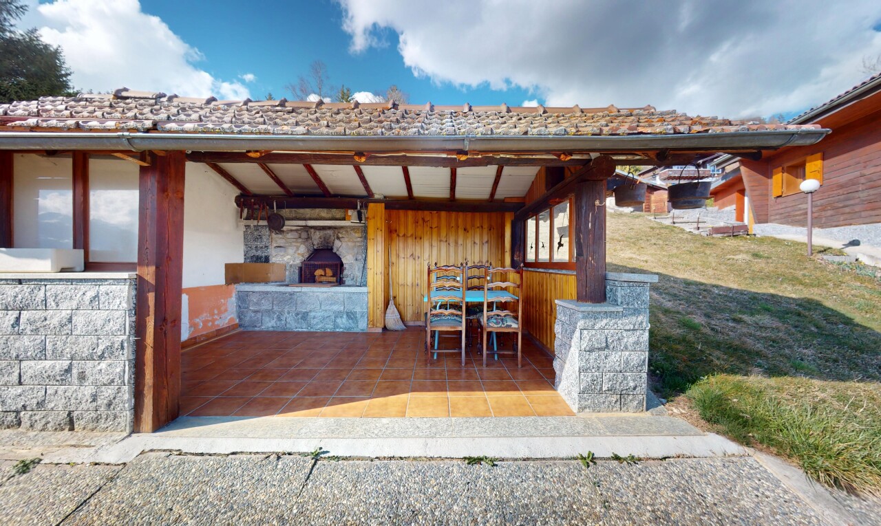 façade avec terrasse, abri de voiture attaché, cheminée, et bardage vertical