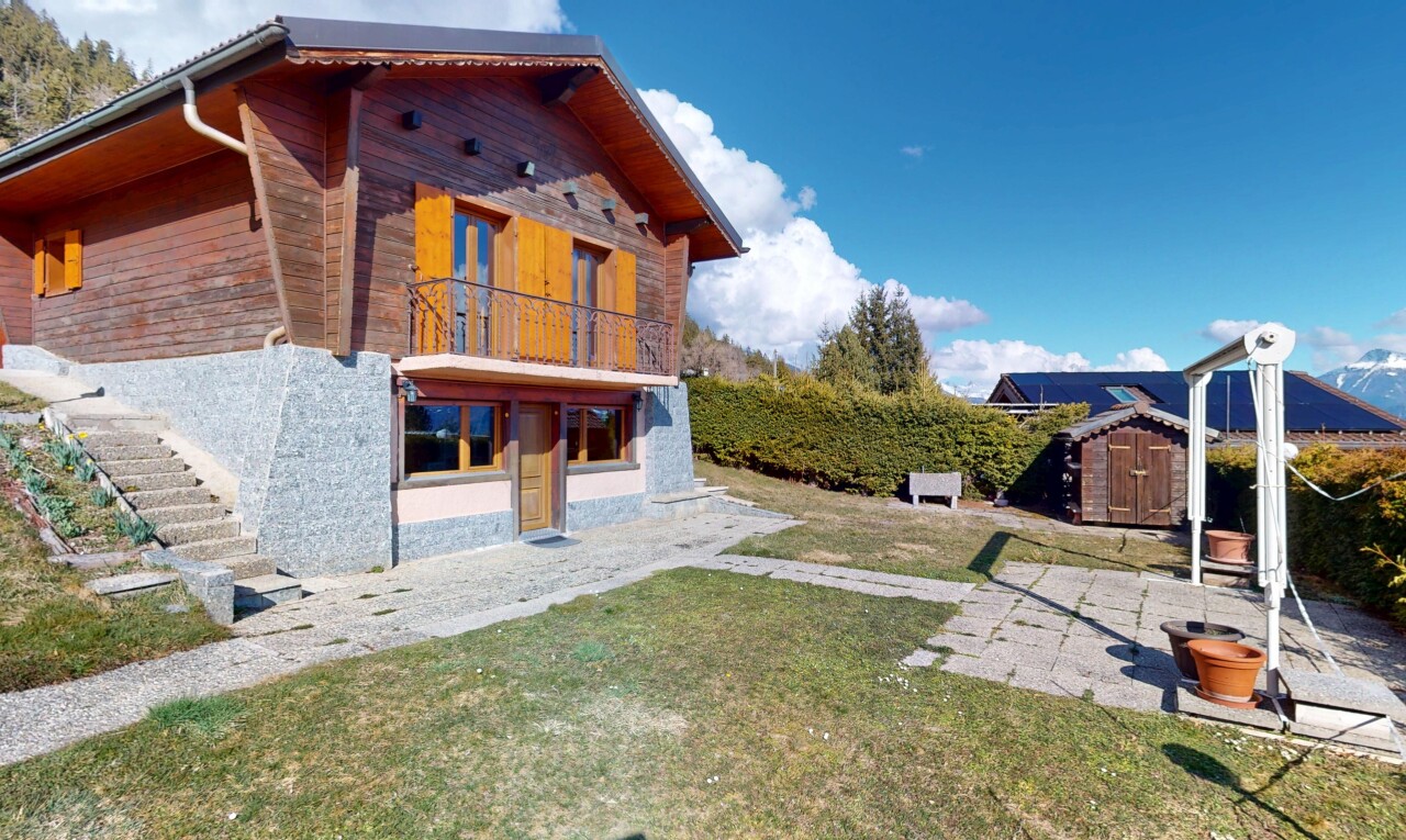 façade avec structure extérieure, balcon, bardage en bois, abri, et bardage horizontal
