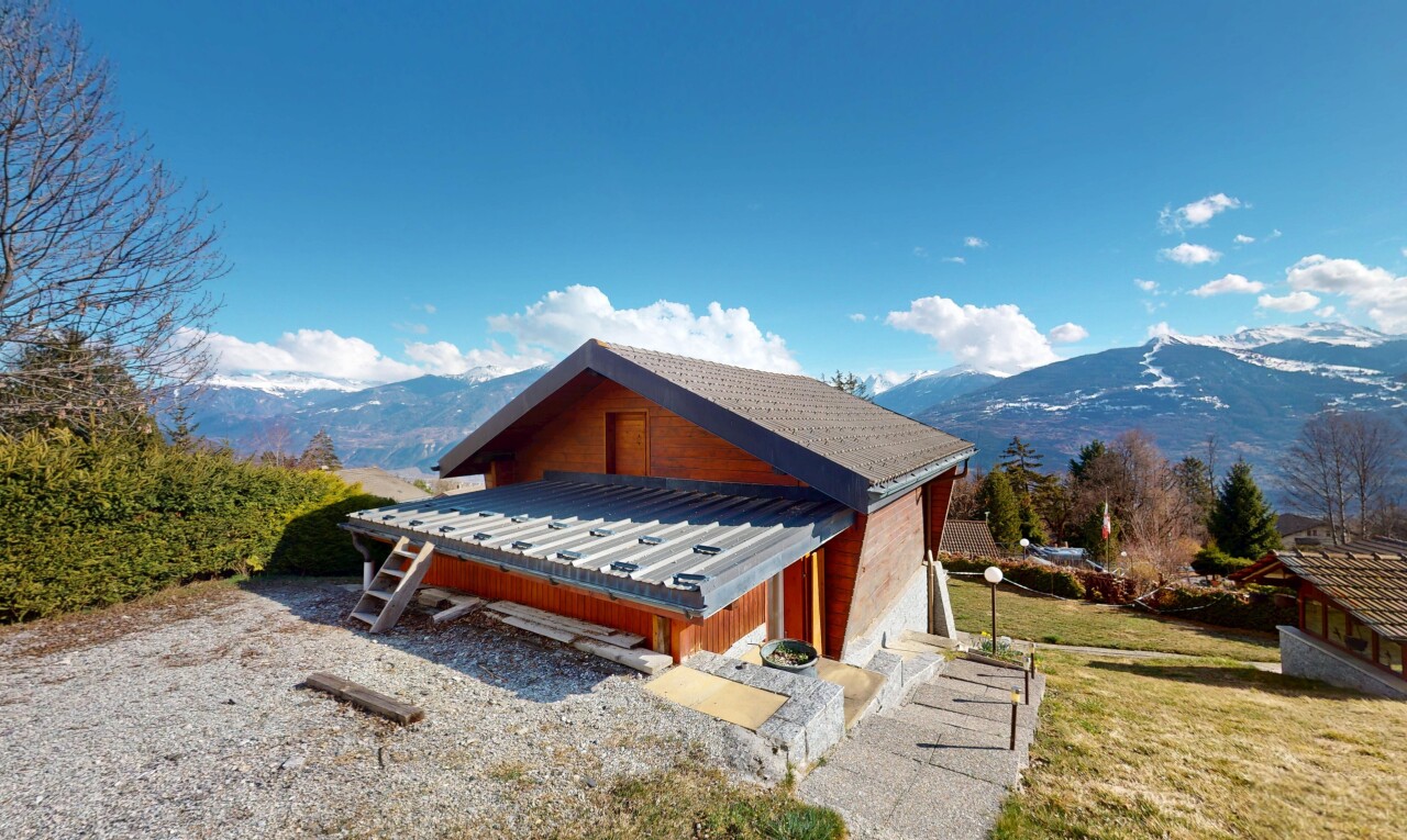 façade avec pelouse et vue sur la montagne