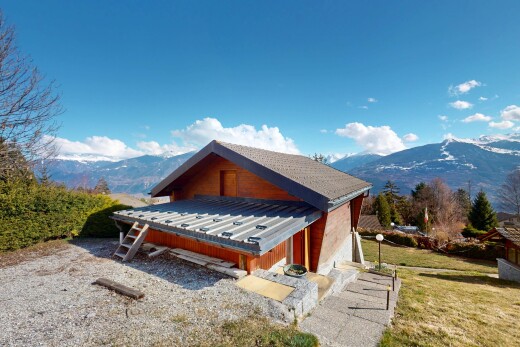 façade avec pelouse et vue sur la montagne