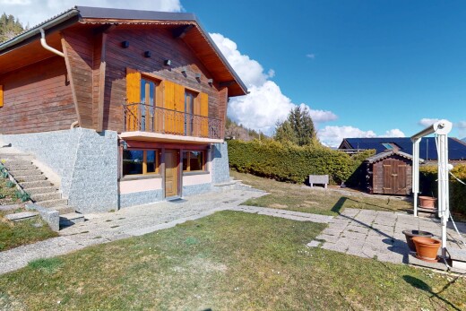 façade avec structure extérieure, balcon, bardage en bois, abri, et bardage horizontal