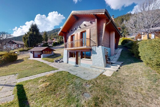 façade avec bardage en bois, structure extérieure, bardage horizontal, et pelouse