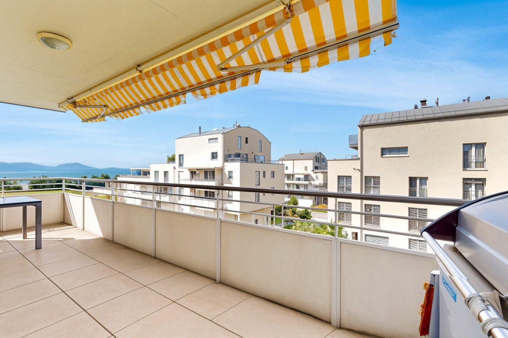 terrasse avec from property, day time, auvent, et terrasse