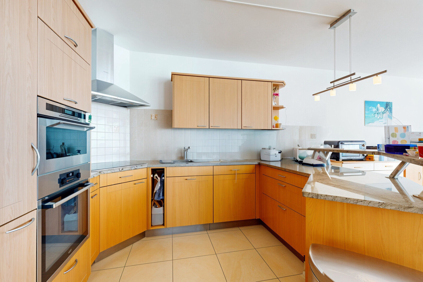 cuisine avec dosseret, backsplash, hotte, péninsule de cuisine, et étagères ouvertes