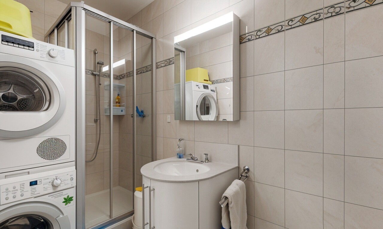 salle de bains avec tile wall, mur en carrelage, inside property, salle de bain complète, et miroir