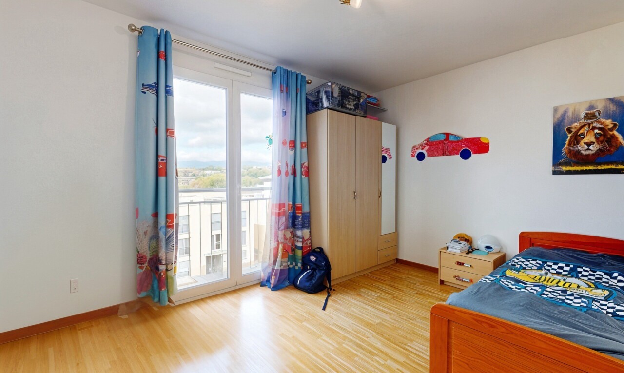 chambre avec drywall, cloison sèche, natural light, lumière naturelle, et baseboards wall