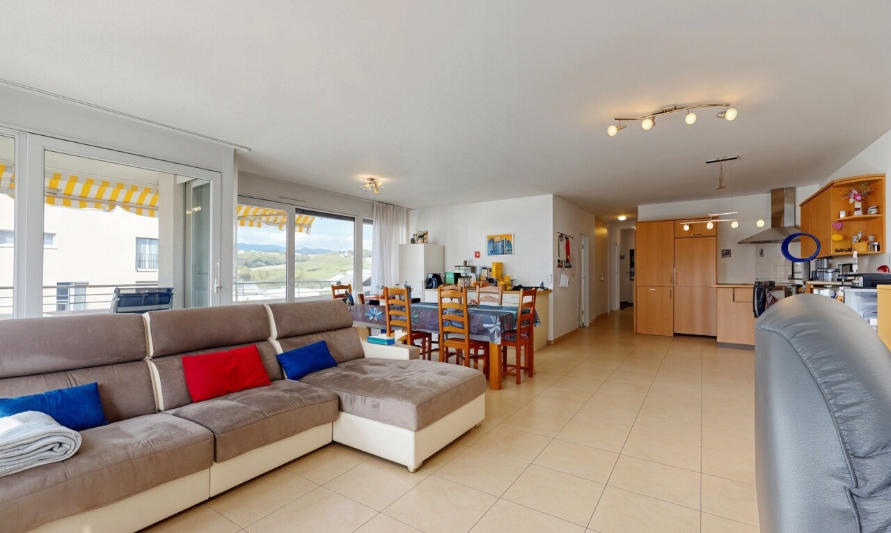 salon / salle à manger avec inside property, natural light, lumière naturelle, drywall, et cloison sèche