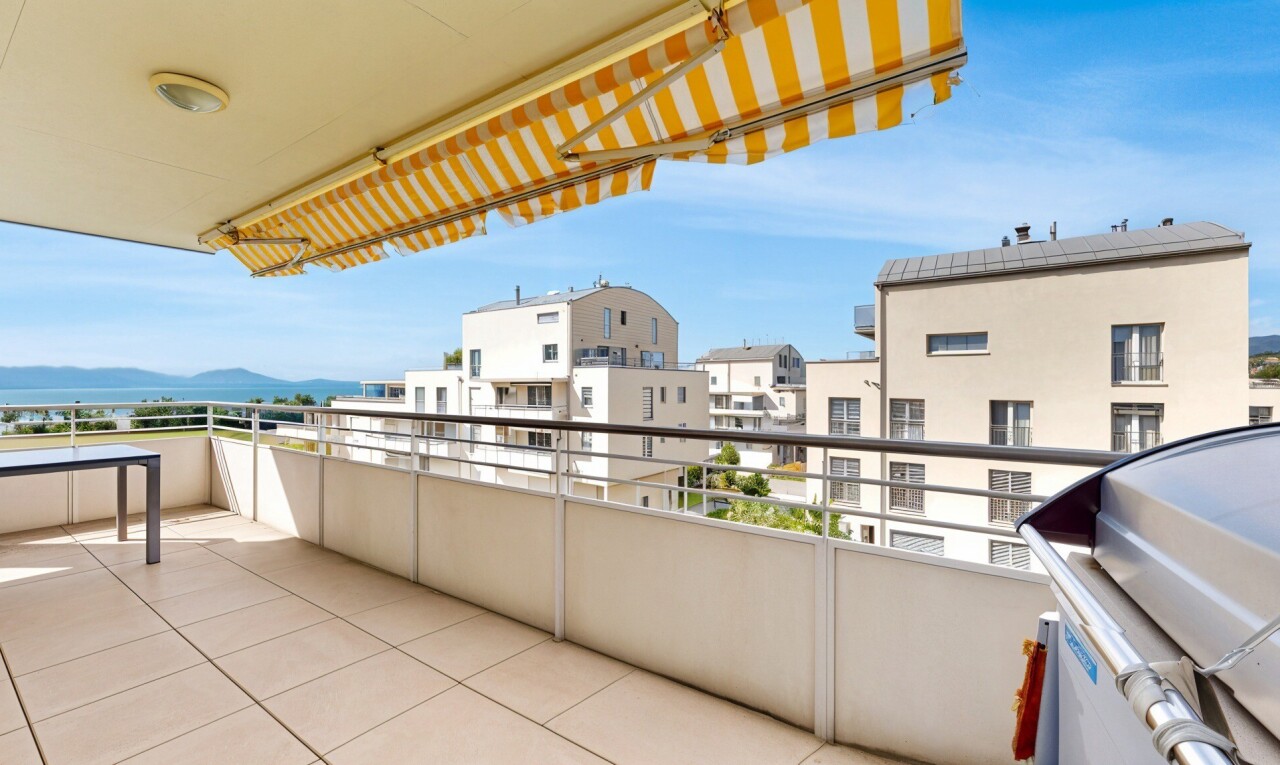 terrasse avec from property, day time, auvent, et terrasse