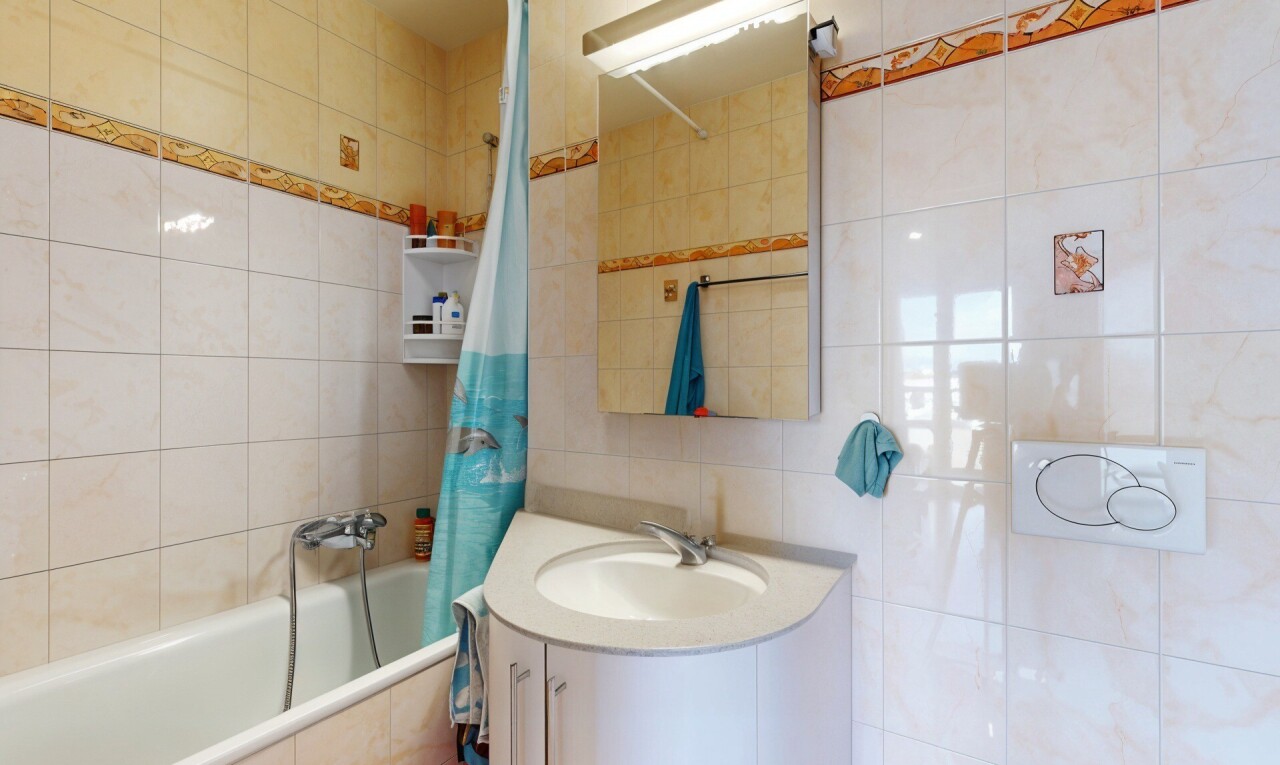 salle de bains avec tile wall, mur en carrelage, inside property, douche-bain combinés, et miroir