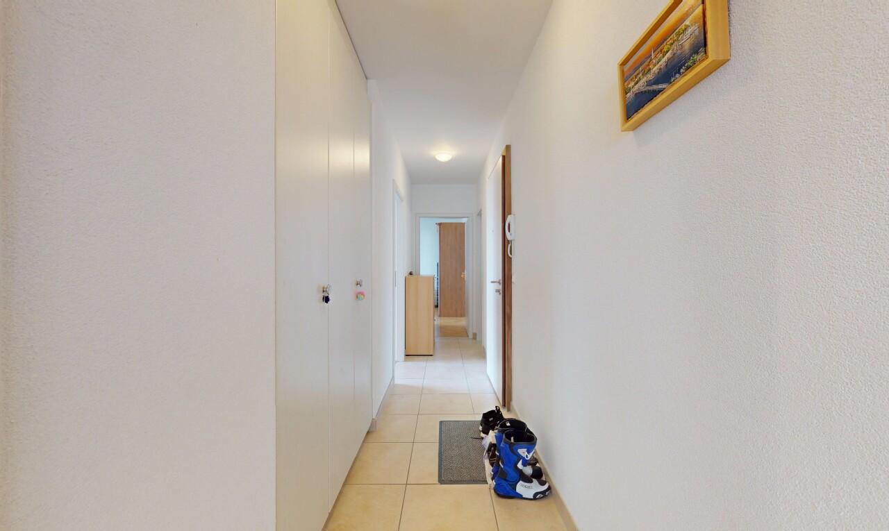 couloir avec tile floor, sol en carrelage, inside property, drywall, et cloison sèche