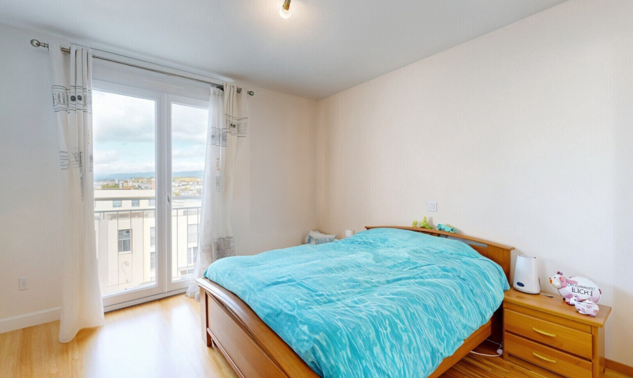 chambre avec wood finish floor, sol en finition bois, accès à l'extérieur, natural light, et lumière naturelle