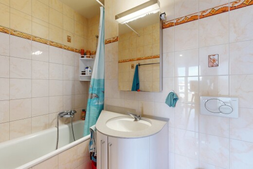 salle de bains avec tile wall, mur en carrelage, inside property, douche-bain combinés, et miroir