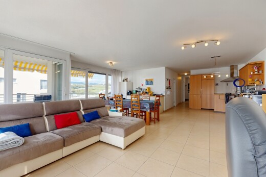 salon / salle à manger avec inside property, natural light, lumière naturelle, drywall, et cloison sèche