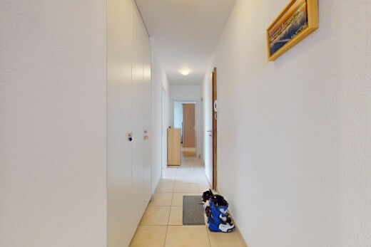 couloir avec tile floor, sol en carrelage, inside property, drywall, et cloison sèche