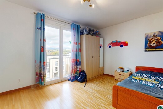 chambre avec drywall, cloison sèche, natural light, lumière naturelle, et baseboards wall