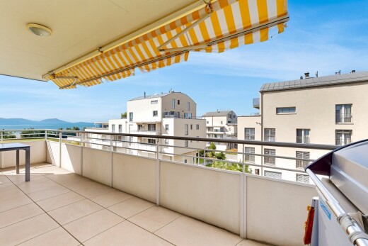 terrasse avec from property, day time, auvent, et terrasse