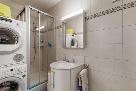 salle de bains avec tile wall, mur en carrelage, inside property, salle de bain complète, et miroir