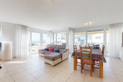 salon / salle à manger avec sol en carrelage, tile floor, inside property, lumière naturelle, et natural light