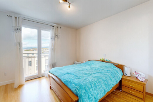 chambre avec wood finish floor, sol en finition bois, accès à l'extérieur, natural light, et lumière naturelle